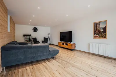 Télévision ou salle de divertissement dans l'établissement La maison du Xetté