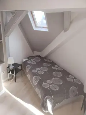 Un ou plusieurs lits dans un hébergement de l'établissement Charmant appartement cosy