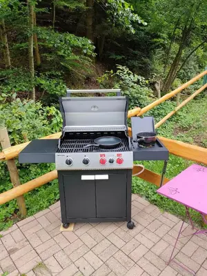 Barbecue disponible mis à disposition des clients de la tente de luxe