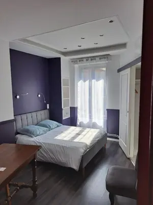 Un ou plusieurs lits dans un hébergement de l'établissement Mon appARTement - chambre avec salle de bains et wc dans un appartement atypique