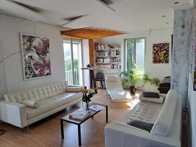 Coin salon dans l'établissement Mon appARTement - chambre avec salle de bains et wc dans un appartement atypique