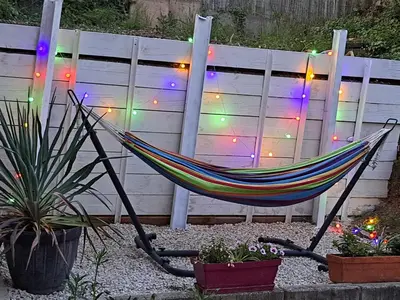 Jardin de l'établissement Mon appARTement - chambre avec salle de bains et wc dans un appartement atypique