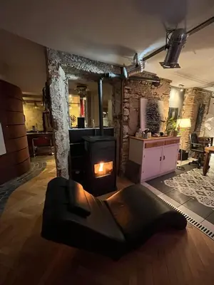 Coin salon dans l'établissement Mon appARTement - chambre avec salle de bains et wc dans un appartement atypique