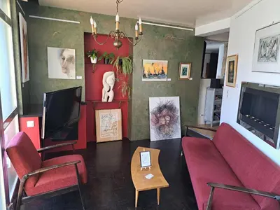 Coin salon dans l'établissement Mon appARTement - chambre avec salle de bains et wc dans un appartement atypique