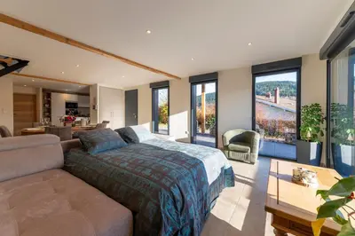 Un ou plusieurs lits dans un hébergement de l'établissement Charmant chalet, spacieux, proche du lac, vue sur la montagne