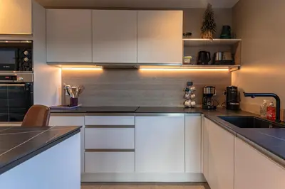 Cuisine ou kitchenette dans l'établissement Charmant chalet, spacieux, proche du lac, vue sur la montagne