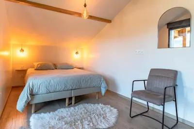 Un ou plusieurs lits dans un hébergement de l'établissement Charmant chalet, spacieux, proche du lac, vue sur la montagne
