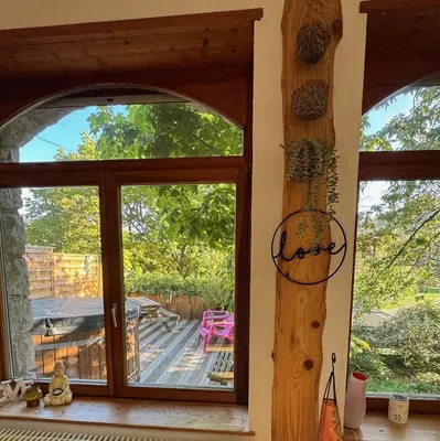 Jardin de l'établissement Gîte au Manoir des Sens avec bain nordique jacuzzi
