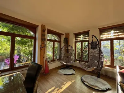 Coin salon dans l'établissement Gîte au Manoir des Sens avec bain nordique jacuzzi