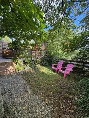 Jardin de l'établissement Gîte au Manoir des Sens avec bain nordique jacuzzi
