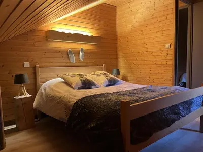 Un ou plusieurs lits dans un hébergement de l'établissement Chalet Les Sapins sauna au pied des pistes