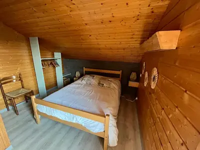 Un ou plusieurs lits dans un hébergement de l'établissement Chalet Les Sapins sauna au pied des pistes