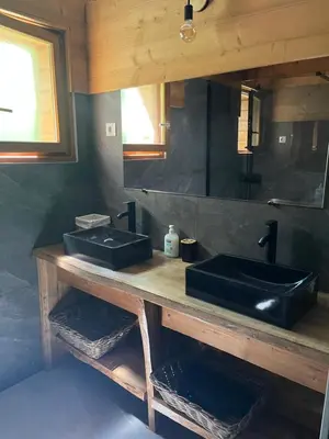 Cuisine ou kitchenette dans l'établissement Chalet Les Sapins sauna au pied des pistes