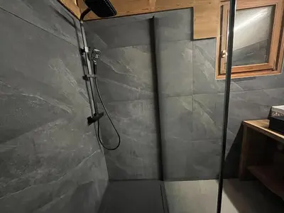 Salle de bains dans l'établissement Chalet Les Sapins sauna au pied des pistes