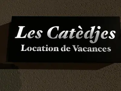 Certificat, récompense, panneau ou autre document affiché dans l'établissement Les Catèdjes
