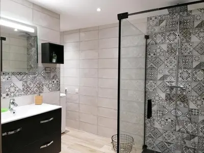 Salle de bains dans l'établissement Les Catèdjes