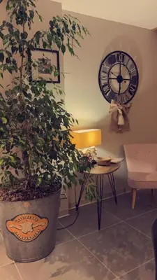 Coin salon dans l'établissement Les Catèdjes