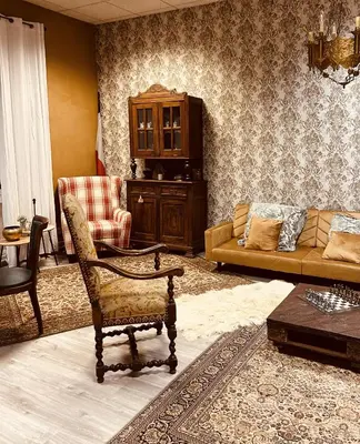 Coin salon dans l'établissement LA MARIEFACTURE - Comme une Forteresse