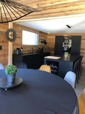 Cuisine ou kitchenette dans l'établissement Chalet Neuf Au Chalet de Mel