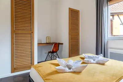Un ou plusieurs lits dans un hébergement de l'établissement Travel Homes - The Rokst: Rare, Central and Modern