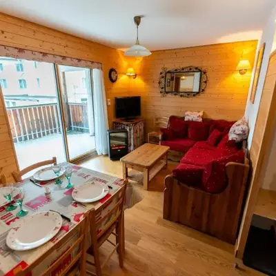 Warm 29m with balcony and lake view