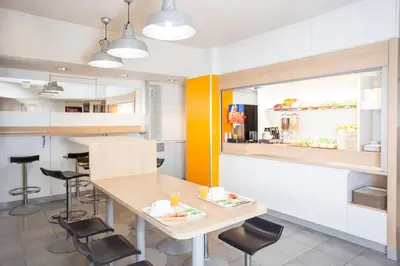 Cuisine ou kitchenette dans l'établissement Unisotel Colmar Parc Des Exposition EX F1