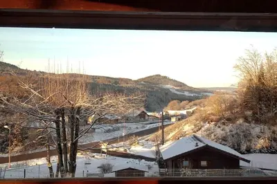 Vue générale sur la montagne ou vue sur la montagne depuis le chalet