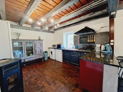 Cuisine ou kitchenette dans l'établissement Gitedaval Le Petit Hangy