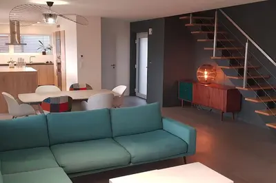 Coin salon dans l'établissement Maison Passive avec piscine proche Colmar