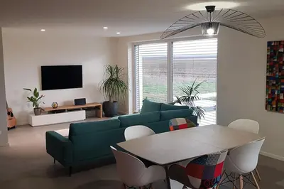 Télévision ou salle de divertissement dans l'établissement Maison Passive avec piscine proche Colmar
