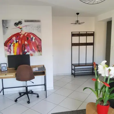 Télévision ou salle de divertissement dans l'établissement Gîte des hirondelles - Appartement de 75 m2
