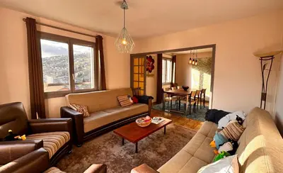 Coin salon dans l'établissement Gîte Le Pingu - spacieux, calme, plein sud - cabine sauna - 8 personnes