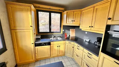 Cuisine ou kitchenette dans l'établissement Gîte Le Pingu - spacieux, calme, plein sud - cabine sauna - 8 personnes