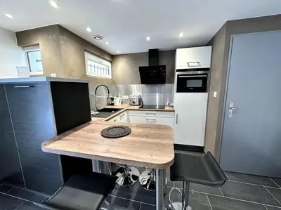 Cuisine ou kitchenette dans l'établissement APT. PRIVÉ «Le skieur» / Accès Ski / Cosy & équipé