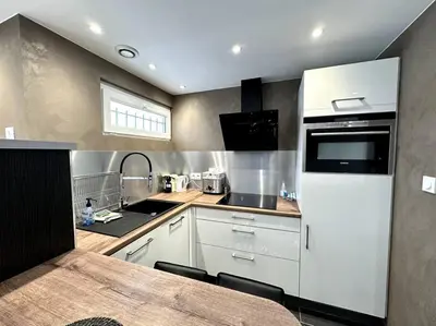 Cuisine ou kitchenette dans l'établissement APT. PRIVÉ «Le skieur» / Accès Ski / Cosy & équipé