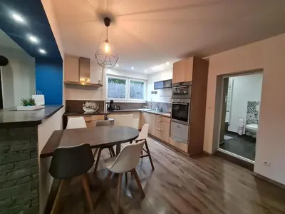 Cuisine ou kitchenette dans l'établissement Appartement moderne et lumineux, proche de Saint-Dié-des-Vosges - 5 pers., WiFi, parking, terrasse - FR-1-589-434