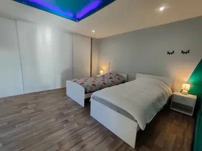 Un ou plusieurs lits dans un hébergement de l'établissement Appartement moderne et lumineux, proche de Saint-Dié-des-Vosges - 5 pers., WiFi, parking, terrasse - FR-1-589-434