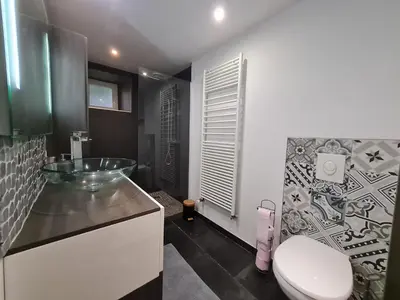 Salle de bains dans l'établissement Appartement moderne et lumineux, proche de Saint-Dié-des-Vosges - 5 pers., WiFi, parking, terrasse - FR-1-589-434