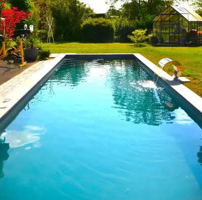 Piscine de l'établissement Au temps suspendu ou située à proximité