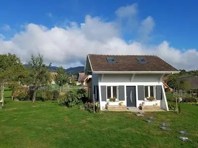 Jardin de l'établissement Gîte le Charmot, au pied des montagnes classé 3*