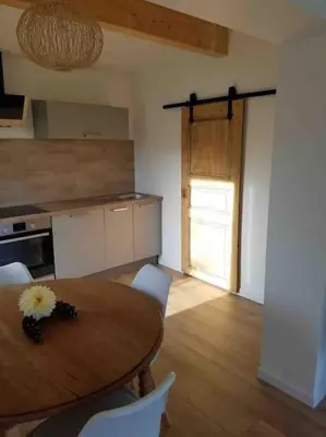 Cuisine ou kitchenette dans l'établissement Gîte le Charmot, au pied des montagnes classé 3*