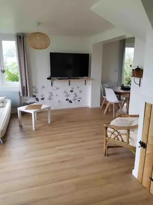 Télévision ou salle de divertissement dans l'établissement Gîte le Charmot, au pied des montagnes classé 3*