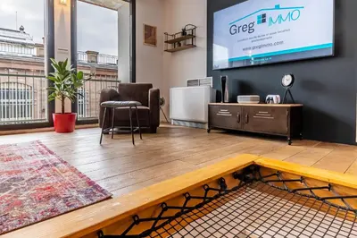 Télévision ou salle de divertissement dans l'établissement Le 48-GregIMMO-Appart'Hôtel