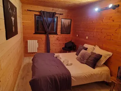 Un ou plusieurs lits dans un hébergement de l'établissement Chalet les Jales, Jacuzzi