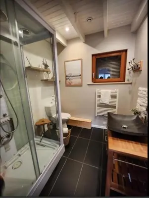 Salle de bains dans l'établissement Chalet les Jales, Jacuzzi