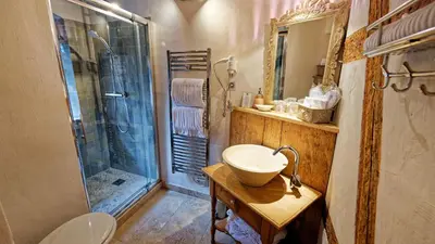 Salle de bains dans l'établissement Remparts de Riquewihr - Le Petit Loup