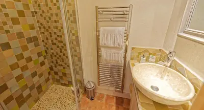 Salle de bains dans l'établissement Remparts de Riquewihr - Le Petit Ours