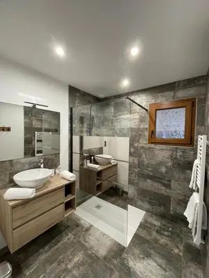 Salle de bains dans l'établissement Le Chalet Du Castor