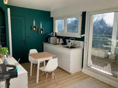 Cuisine ou kitchenette dans l'établissement Appartement avec terrasse et parking gratuit accolé