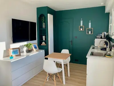 Cuisine ou kitchenette dans l'établissement Appartement avec terrasse et parking gratuit accolé
